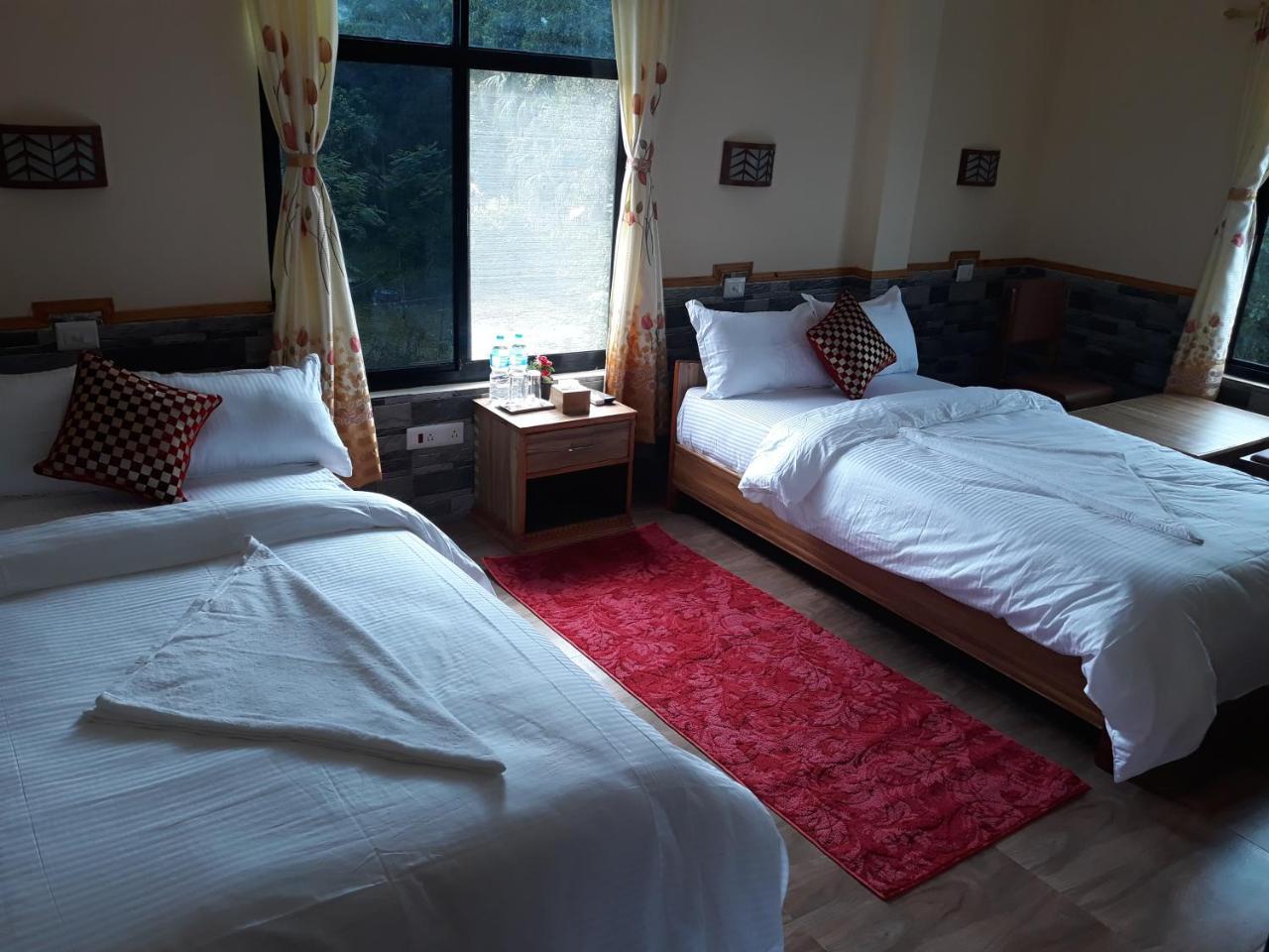 Peacock - A Family-Run Hotel Sauraha Dış mekan fotoğraf