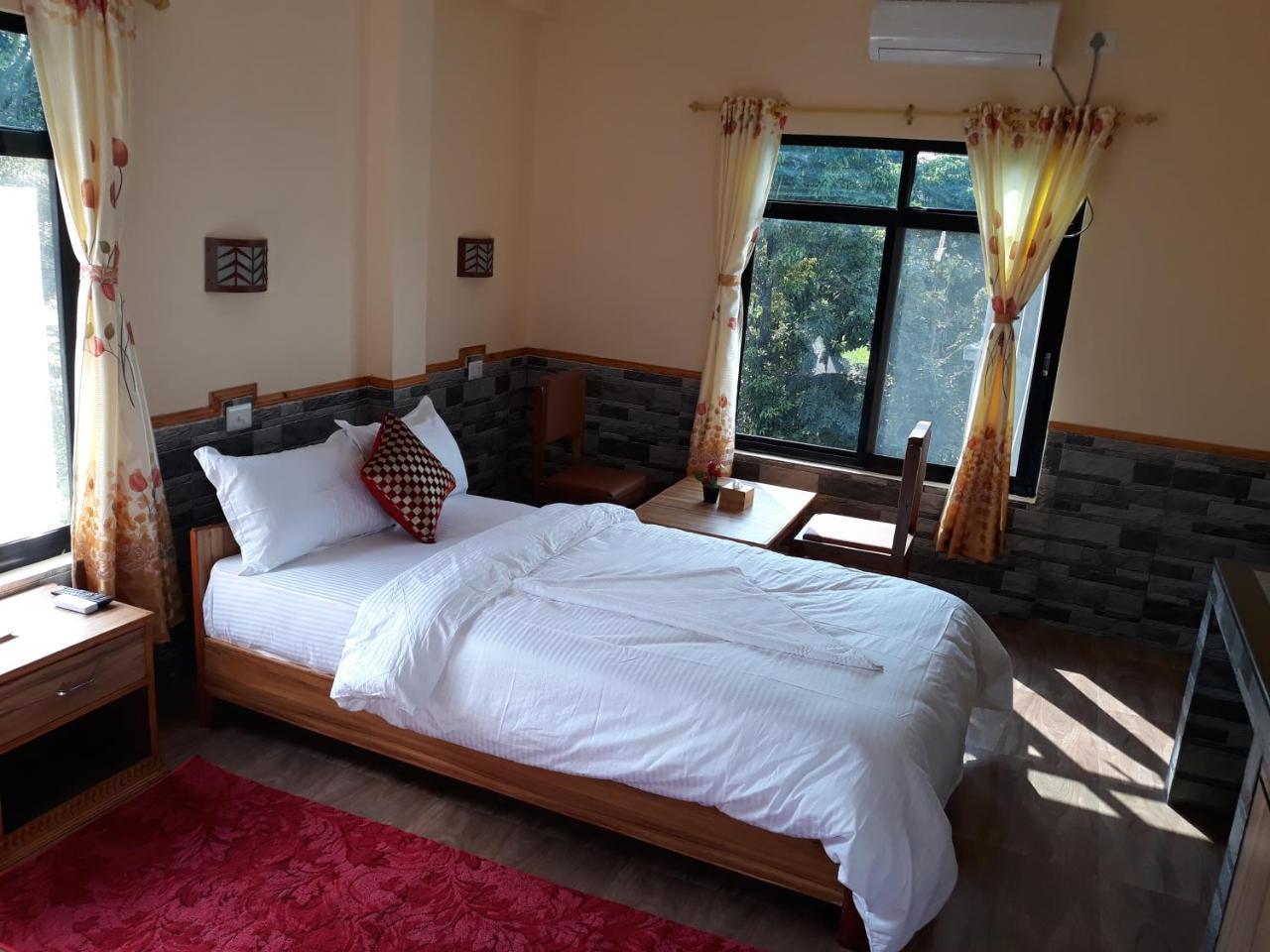 Peacock - A Family-Run Hotel Sauraha Dış mekan fotoğraf
